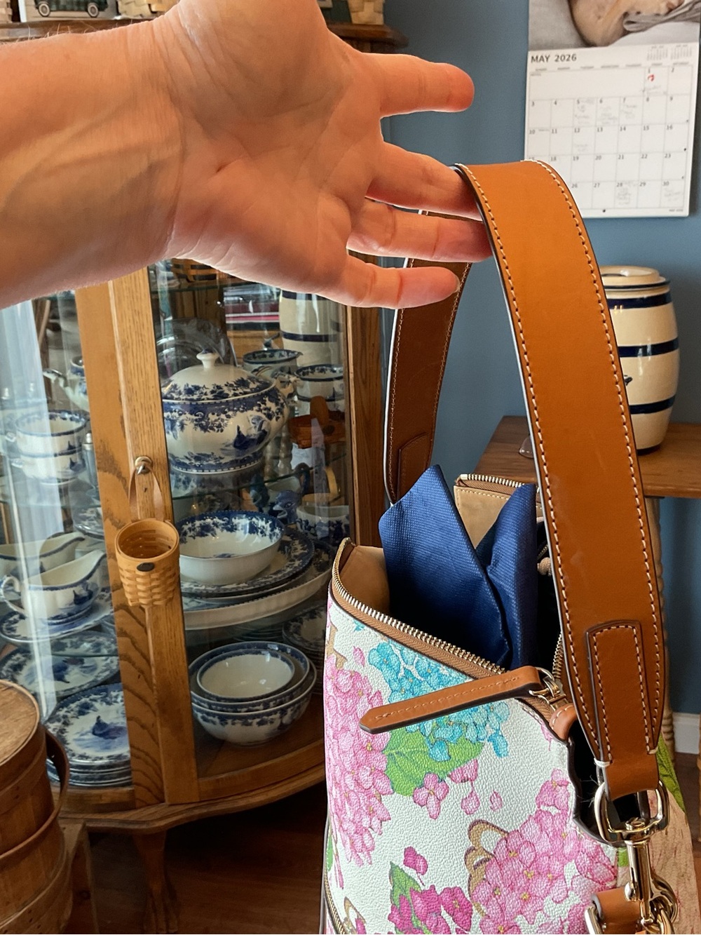 Dooney & Bourke Cream Hydrangea Large Sac - Picture 10 of 16